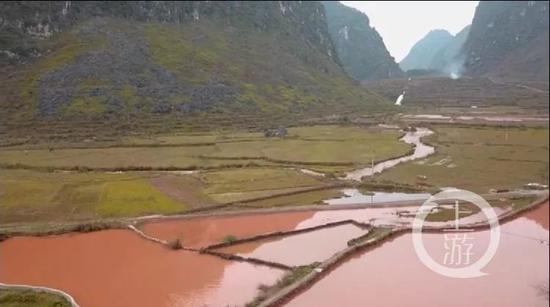 当地河流及农田遭遇污染,河水呈暗红色