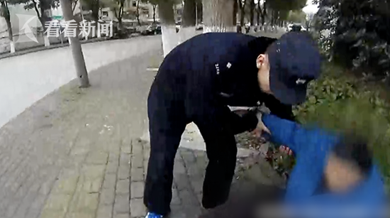 83岁老太翻越2米多高栅栏逃离养老院：我想家了