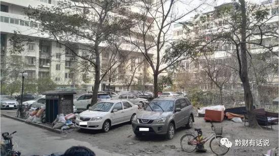 北京市东城区某学区房,房龄17年,均价10.8万,绿地被车位和垃圾侵占殆尽,小广告泛滥。
