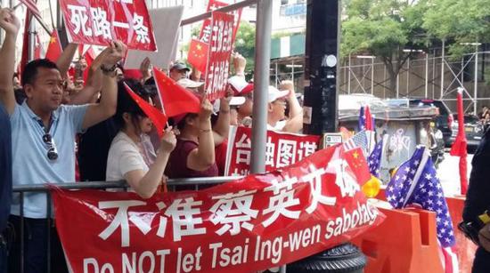 近日,蔡英文“过境”纽约,在美国招致大量抗议,有人拿“不准蔡英文破坏中美关系”等标语(来源:台湾《工商时报》)