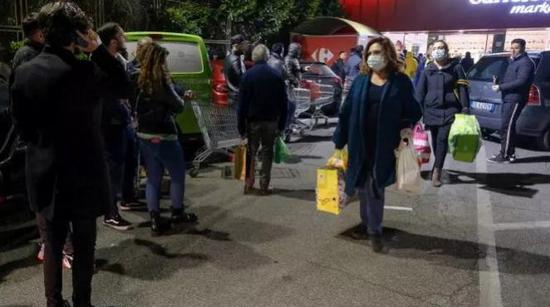 罗马、那不勒斯、都灵和巴勒莫等地24小时营业的超市出现恐慌性抢购 图源:意大利媒体