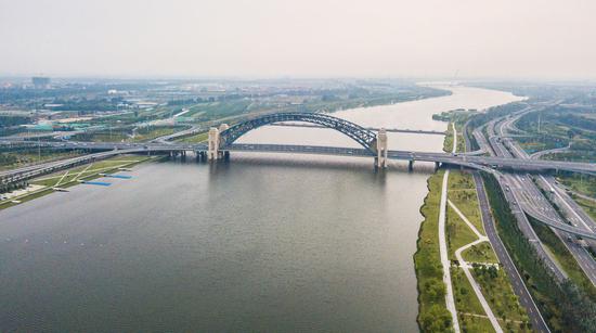  ↑2020年9月21日在山西太原拍摄的汾河三期治理工程晋阳桥段（无人机照片）。
