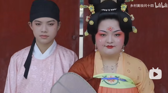 ·婷婷和弟弟在刘润的镜头下，“穿越”回了唐朝。