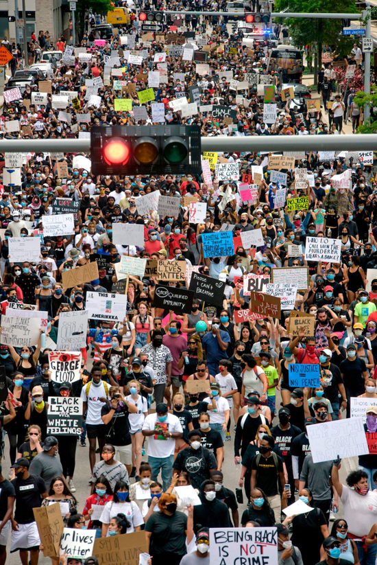  （图说：5月29日，数百名不同种族和肤色的抗议者走上休斯敦街头，表达对种族主义的不满。图/Palo Alto Online）