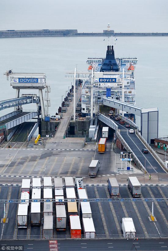 英国多佛港每天装卸120条渡轮、1万辆卡车,港口吞吐量占英国贸易17%