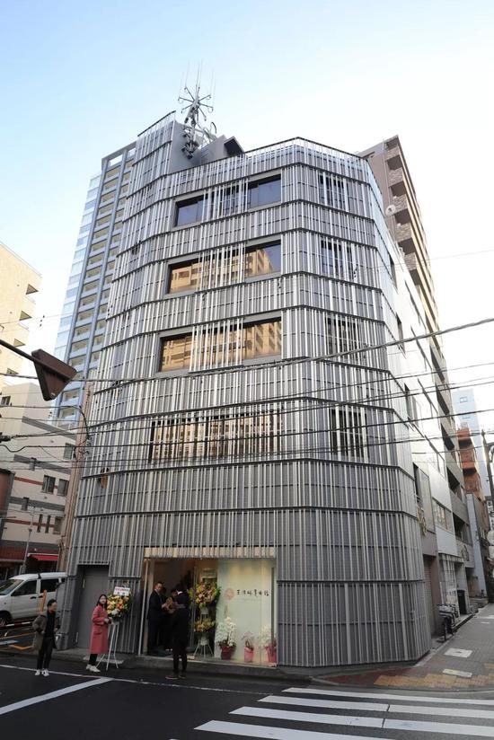 这是在日本东京银座拍摄的王传峰美术馆外景。新华社记者 杜潇逸 摄