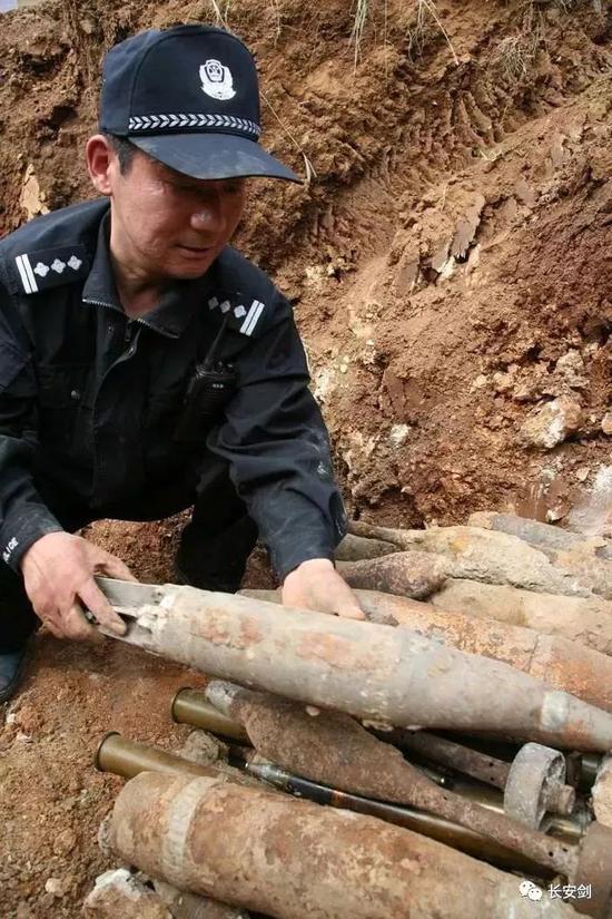 鉴定排除施工中挖出的废旧炸弹