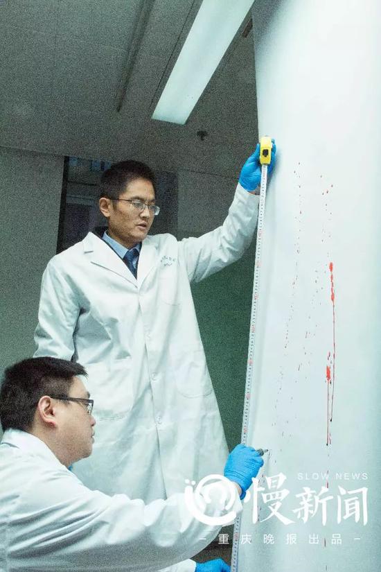 ▲李卡纳(左)和闫伟在做血迹实验