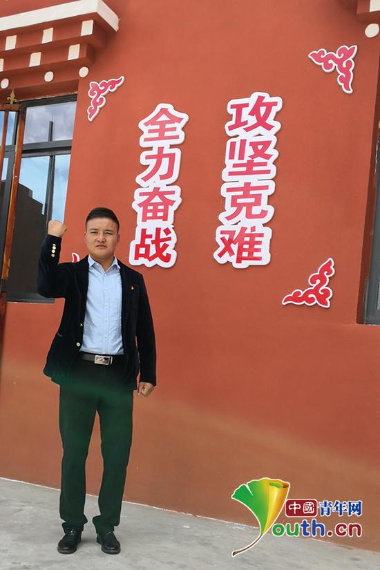 四川省甘孜藏族自治州巴塘县党巴村村支部副书记(挂职)兼村团支部书记冲郎加。本人供图