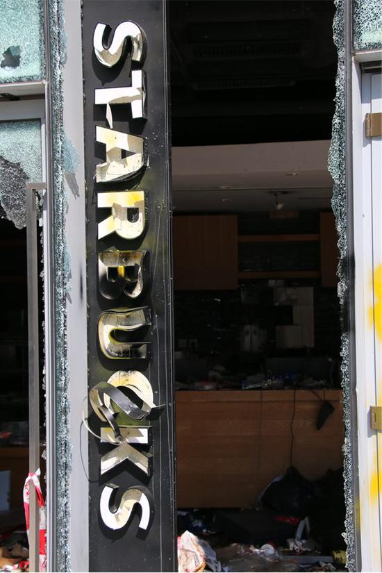 校内一家咖啡店的玻璃门被砸碎