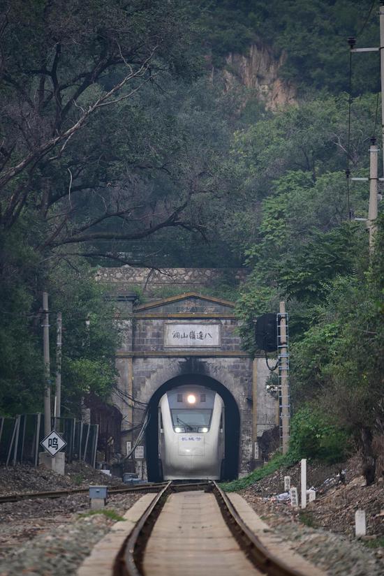 △八达岭隧道始建于1909年，全长1091米，是詹天佑主持修建的京张铁路4座隧道之一。100多年过去，隧道门头依然保持着当年的模样，是全国重点文物保护单位。