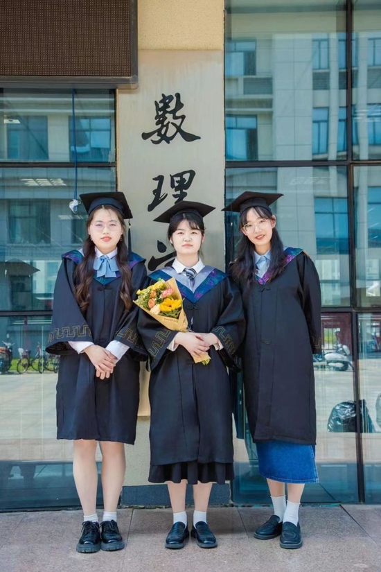 蒋文怡(右一)毕业之前在学校与同学合影。(受访者供图)