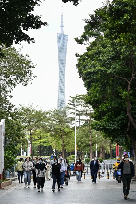 12月1日,广东省广州市,外出的市民。