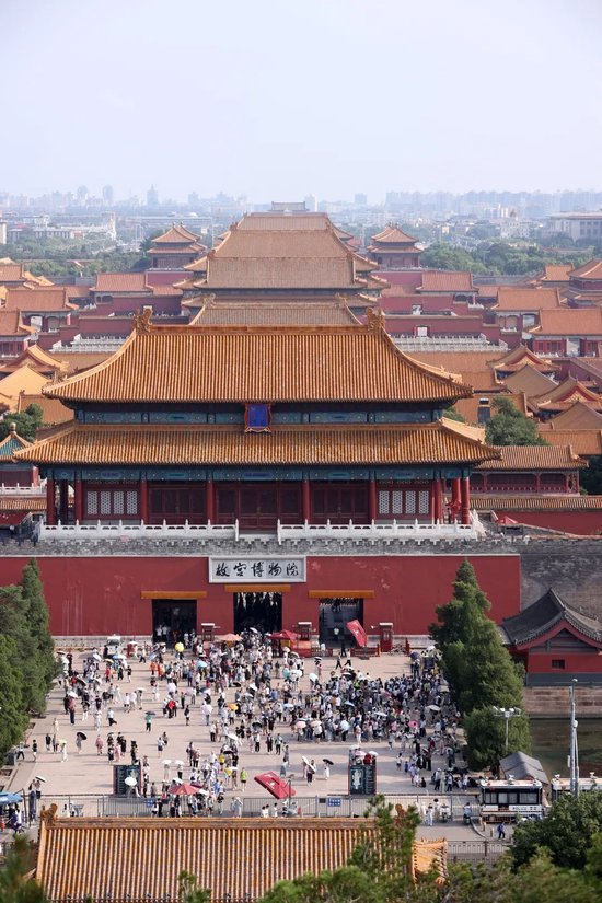 7月27日,從北京市景山俯瞰故宮博物院。進入暑期,故宮迎來參觀熱潮。陳曉根攝(中經視覺)