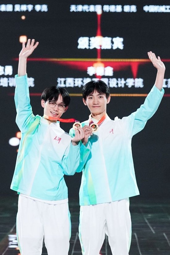  胡亮（左）與同伴斬獲金牌（央廣網發 天津職業技術師範大學供圖）