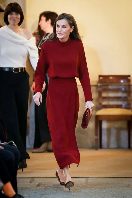  ·11月6日，萊蒂齊亞身著紅裙出席西班牙國家創新與設計獎頒獎典禮。（英國《Hello》雜誌）