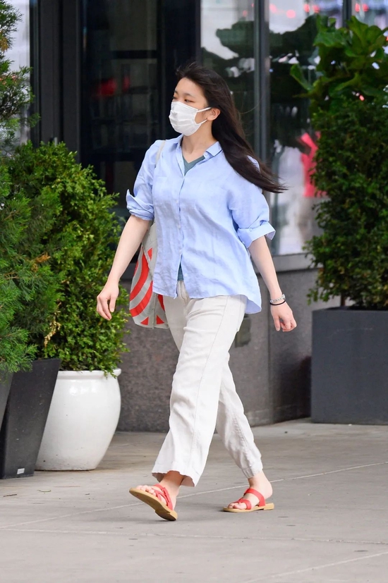 当地时间2022年8月17日，美国纽约，前日本公主小室真子现身街头。图源：IC photo