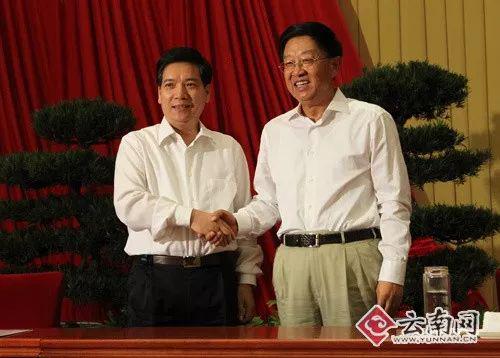 秦光荣和白恩培(右)