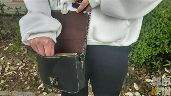 女子街头好心助人反遭猥亵 逃脱时又被偷千元[图]