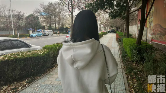 女子街头好心助人反遭猥亵 逃脱时又被偷千元[图]