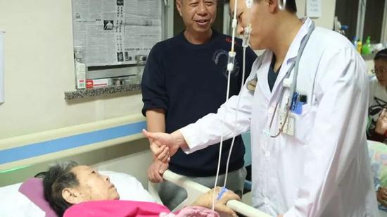 李昱在鼓励病人。 新京报记者杨得超、李戈戈摄
