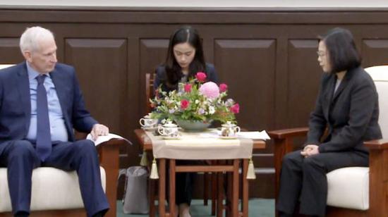 ▲蔡英文与“美在台协会”主席莫健会谈。(图片源自台媒)