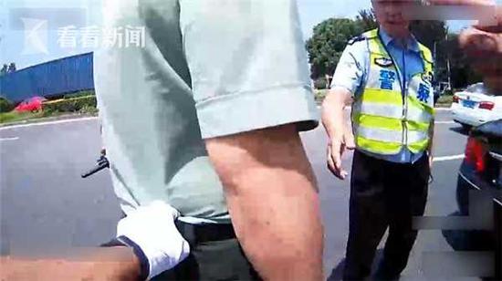 民警对男子进行盘查，男子无法出示军官证，最后他交代军装是网上购买的。