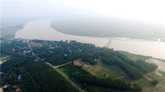  这是河南兰考张庄村附近蜿蜒的黄河河道（6月19日无人机拍摄）。新华社记者 冯大鹏 摄