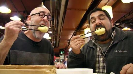 豪伊·索思沃思（左）和雷格·马察在中国品尝美食。（图片由豪伊·索思沃思提供）