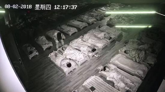 少年宫幼教班老师对孩子抽耳光踩脸 警方介入