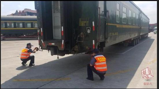交警傻了眼！火车开上高速 欲到北京去“当”餐厅