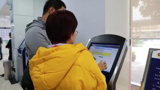 女子给宝马选号 围观男子帮她点了一下赔了6000元