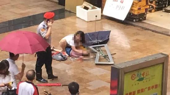 为何很多房龄才10多年的小区,就已出现电梯老化、门禁虚设、垃圾清运半瘫痪、绿地裸土化等“未老先衰”苗头,甚至小区环境和物管水平糟糕到威胁住户安全?