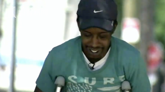 公寓发生火情男子徒手爬15楼外墙：我妈妈在里面