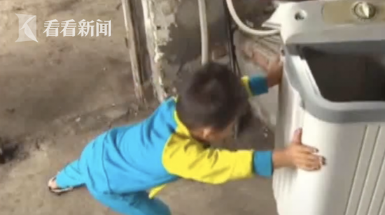 父母离婚不知去向 5岁男童洗衣做饭照顾瘫痪爷爷