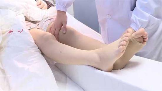 对接花呗平台_无声打脸!女乘客地铁上留下一堆瓜子壳,男子默默清理干净
