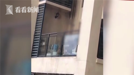 多次踢打摔椅子？女子疑虐打小孩邻居看不下去