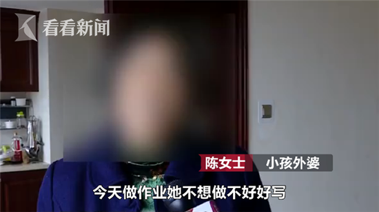 多次踢打摔椅子？女子疑虐打小孩邻居看不下去