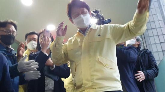 大邱市长用手抓头,突然晕倒。(newsmin网站)