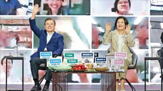 文在寅携夫人出席购物节活动(《韩国经济》)