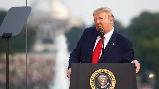 这边放国歌，那边烧国旗：这里是美国