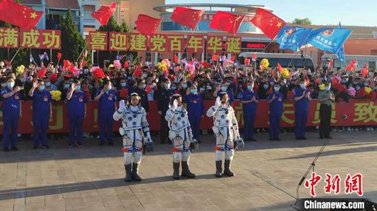 神舟十二号载人飞行任务航天员乘组出征仪式现场。郭超凯 摄