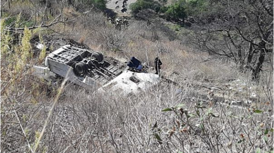 秘鲁一辆矿区大巴从200米高悬崖坠落 造成16死2伤