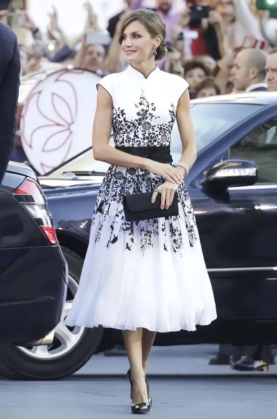  ·2017年，萊蒂齊亞出席某頒獎禮。（英國《Hello》雜誌）