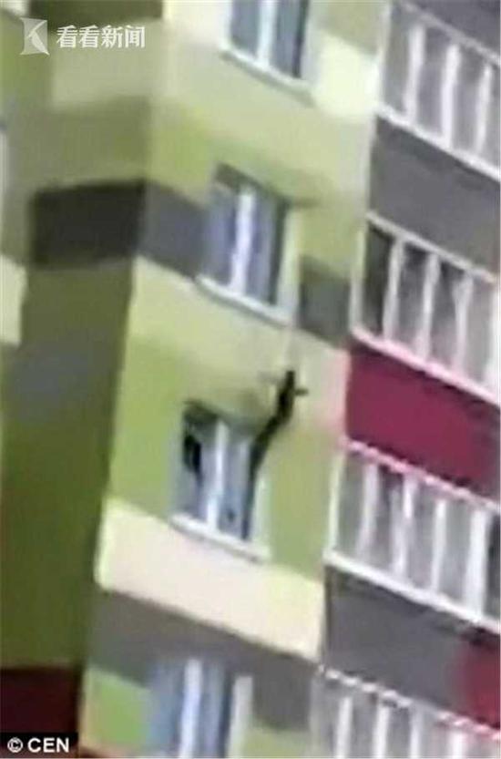 白俄1名男童独留家中试图出走 从7楼坠下被接住