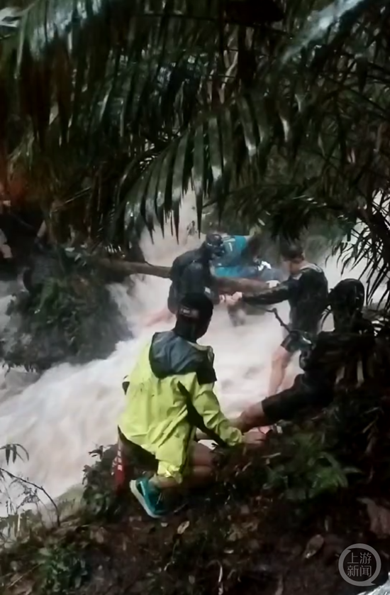 參賽選手遭遇山洪後現場互助自救。