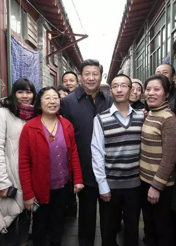 2014年2月25日,习近平在东城区雨儿胡同与居民合影。