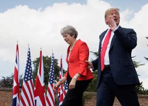 2018年7月13日,在位于伦敦西北部的英国首相乡村官邸契克斯别墅,美国总统特朗普(右)和英国首相特雷莎·梅准备出席新闻发布会。新华社/路透