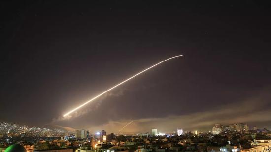 ▲叙利亚防空部队发射导弹回应美英法空袭。（美联社）