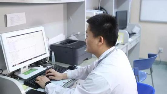 4月25日晚上，北京医院，急诊科医生李昱仍在工作。新京报记者杨得超、李戈戈摄